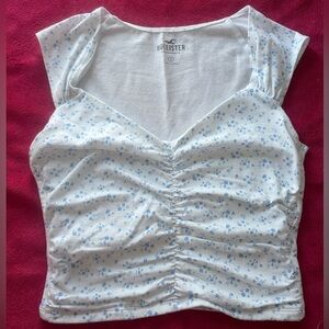 EUC Hollister Women’s Sweetheart Neckline Tee w/ Blue & White Floral Print S